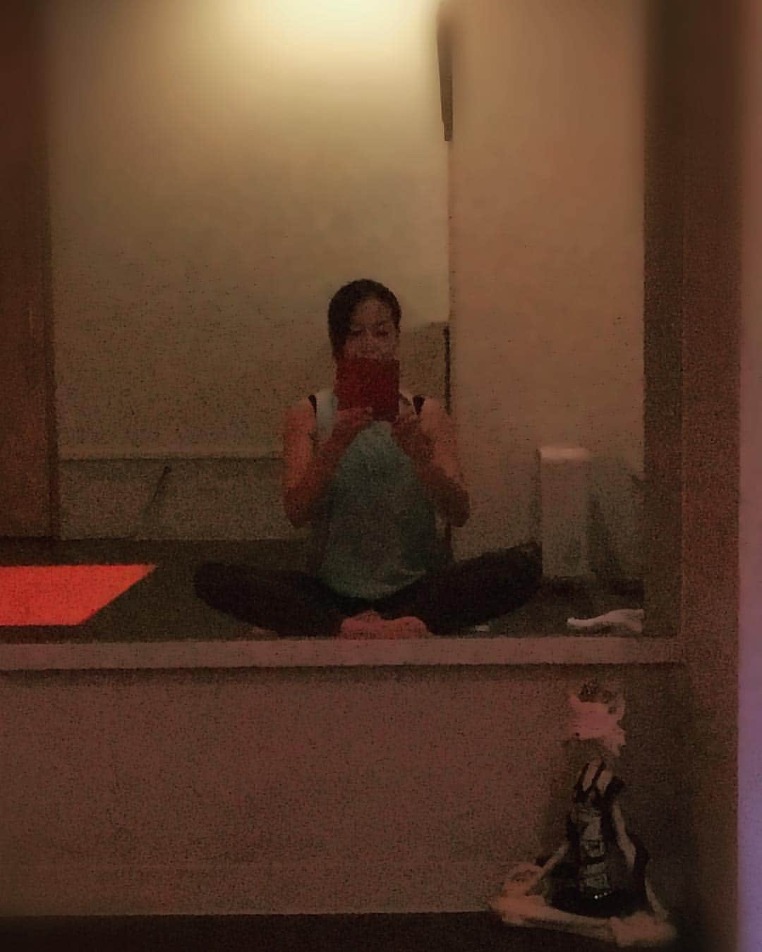 宮城麻里子さんのインスタグラム写真 - (宮城麻里子Instagram)「このところ忙しくて １か月ぶりの#yoga ❗️ 中高温多湿の照明を落とした部屋で ゆっくり身体を伸ばしていきます。 身体固いわ〜〜(^-^; 結局、最後のシャバーサナ（屍のポーズ）が一番楽しみ。笑 #shala  #新都心 #沖縄」12月9日 13時22分 - miyagimariko