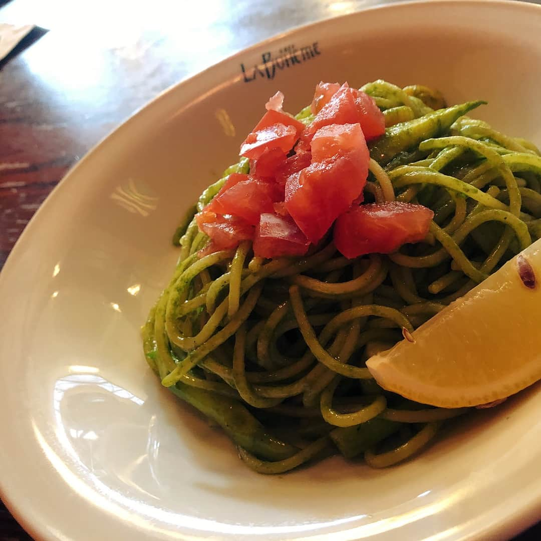 吉田早希さんのインスタグラム写真 - (吉田早希Instagram)「ゆのしとランチ( ･ᴗ･ )💓 ゆのしがトマトが嫌いで、バイト先でふざけてどんな料理にもトマトを乗せられた話を聞いた後に運ばれてきたジェノベーゼにトマトが乗ってて草生えたのが今日のハイライトです！！！ #ラボエム新宿御苑 #ラボエム」12月9日 23時03分 - mt_yoshida