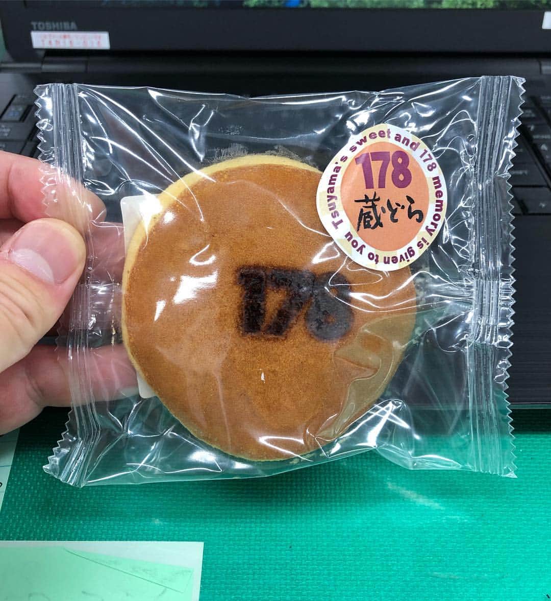 金山泉のインスタグラム：「先日ビーイングの方から年末のご挨拶ということでいただきました😊 ありがとうございます✨ 美味しくいただきました😊  #くらや #岡山県津山市 #Bz稲葉さんのお兄さんの和菓子屋さん #私も過去2回行ってます #明日はいよいよBzライブビューイング」