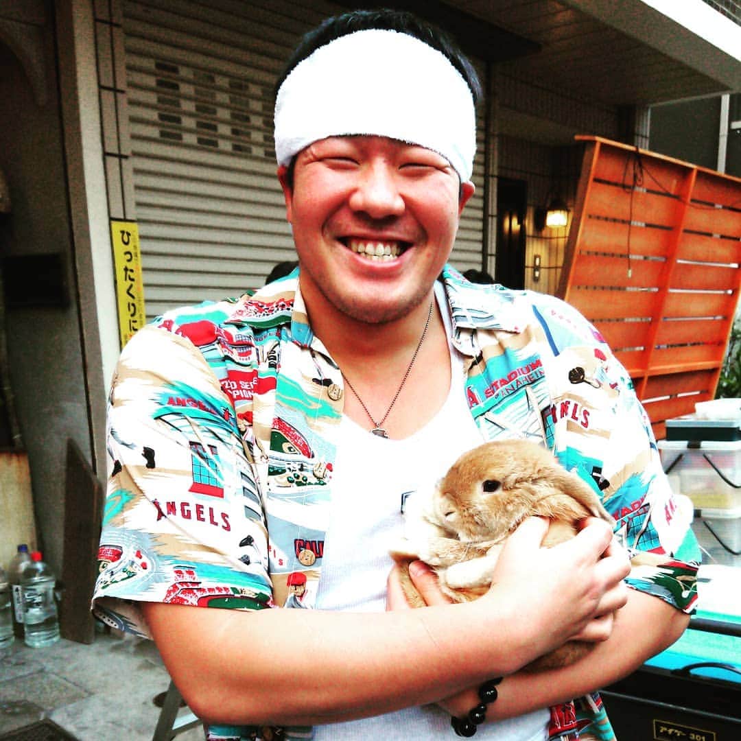 日本テレビ「獣になれない私たち」のインスタグラム：「超癒しコンビ🐰🍜 #一ノ瀬ワタル  #岡持三郎  #たっちん #ロップイヤー  #雷々軒の前で #ウサギ大好き三郎くん #たっちんもなついてる #獣になれない私たち #けもなれ  #最終回は水曜よる10時オンエア」
