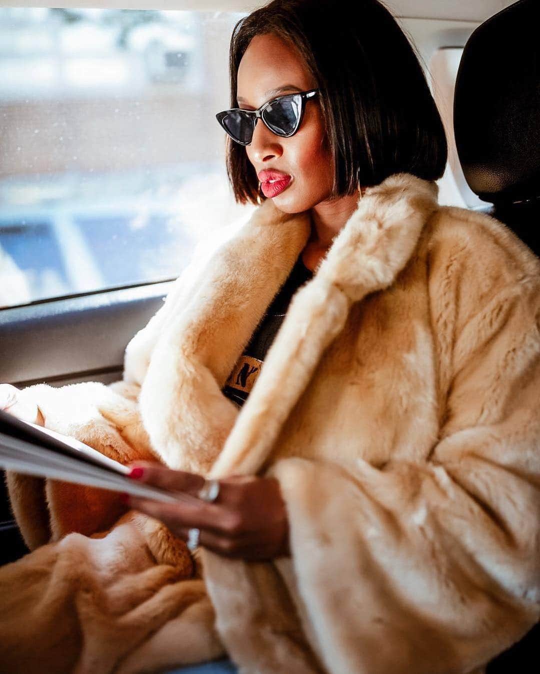 H&Mさんのインスタグラム写真 - (H&MInstagram)「This look, this vibe… We're loving it! ✨ @torontoshay #HM #HMxME #regram 📷: @skovro_visuals  Faux fur coat: 0668004001」12月9日 16時11分 - hm