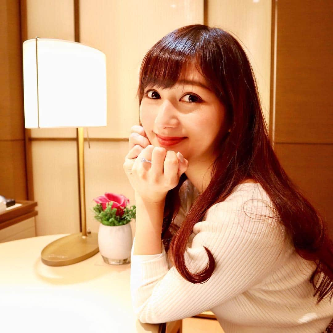 加藤瑠美さんのインスタグラム写真 - (加藤瑠美Instagram)「結婚指輪を受け取りに行ってきました💍 . カーブしているのが良くて、バレリーナに✨ . デスティネと重ねて付けると、またキラキラ感が増して可愛かったな🥺 . さて、そろそろこういう投稿もしつこいと思うので、記録用と情報収集用にウェディングアカウントを作るか悩みます💭笑 . #cartier#cartierring#marriagering#ring#accessory#ginza#cartierginza#ballerina#destinee#カルティエ#銀座カルティエ#バレリーナ#デスティネ#結婚指輪#プレ花嫁#婚約指輪」12月9日 16時45分 - katorubi