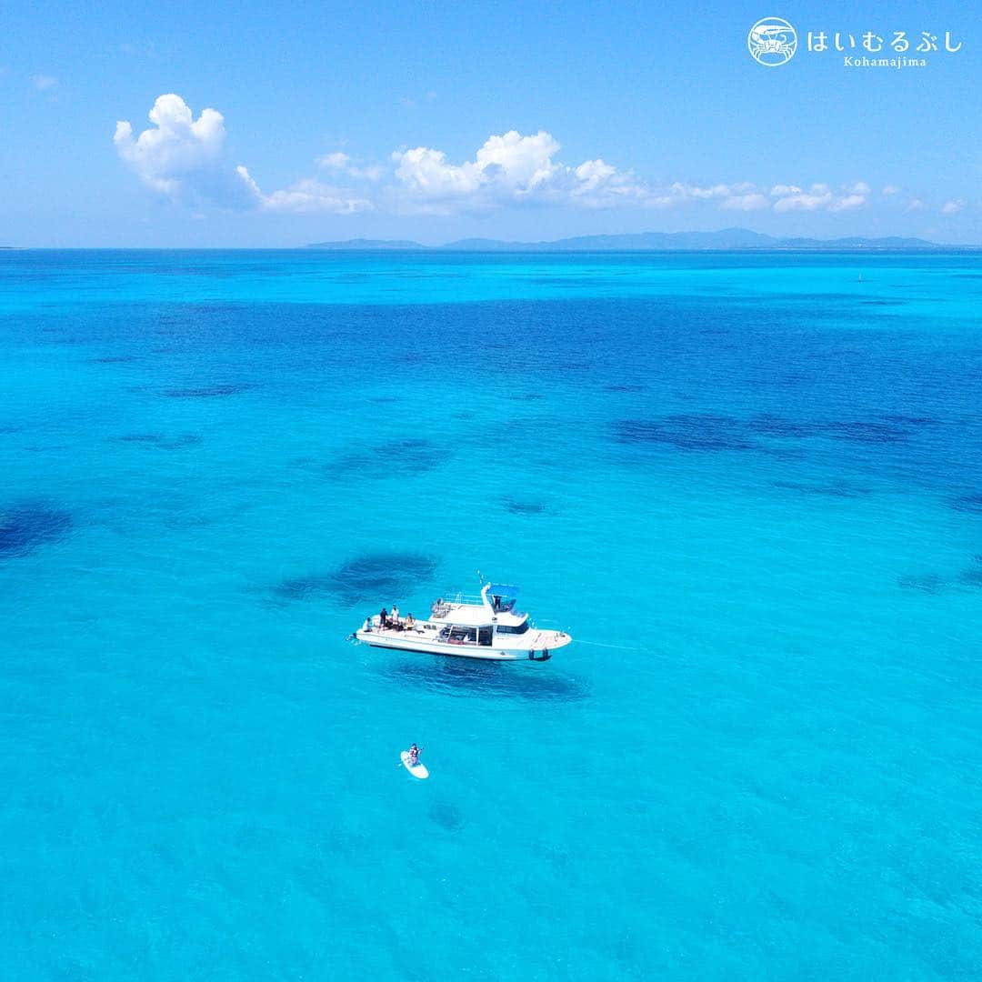 HAIMURUBUSHI はいむるぶしさんのインスタグラム写真 - (HAIMURUBUSHI はいむるぶしInstagram)「青く澄んだサンゴ礁の海。ティダ(太陽)が強く照り付けると船もSUPボードも宙に浮いたような幻想的な世界をご覧いただけます。#沖縄 #八重山諸島 #サンゴ礁 #海 #スタンドアップパドル #小浜島 #リゾート #はいむるぶし #japan #yaeyamaislands #bluesea #standuppaddle #sup #kohamaisland #beach #resort #haimurubushi @minefuyu_yamashita」12月9日 16時43分 - haimurubushi_resorts