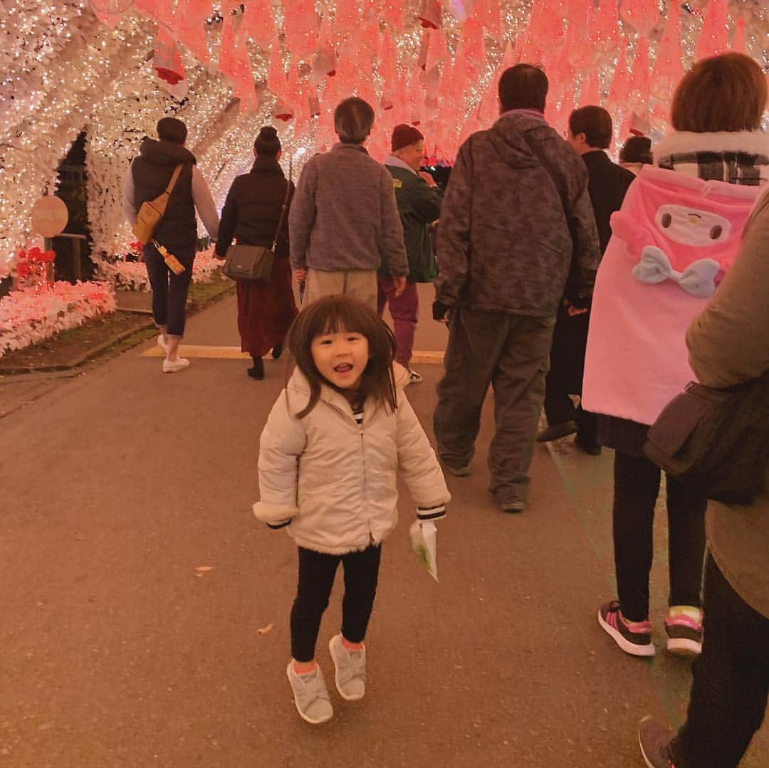 里見茜さんのインスタグラム写真 - (里見茜Instagram)「姪っ子の「キラキラみたい」の一言で♡旦那家族でイルミネーションを見に静岡へ☺️✨ 御殿場行って、時之栖行って子供達から笑顔をもらった幸せ過ぎた日。 ベビが大きくなった時のことを考えると楽しみでしょうがないね☺︎ 沢山遊んでくれてありがとうね✨ #イルミネーション#無邪気な子供たち #可愛いがすぎる #そっくりな3人#姪っ子#甥っ子#全力ではしゃぐ #おばさん#おじさん #満たされた休日 ♡」12月9日 16時46分 - satomiakane