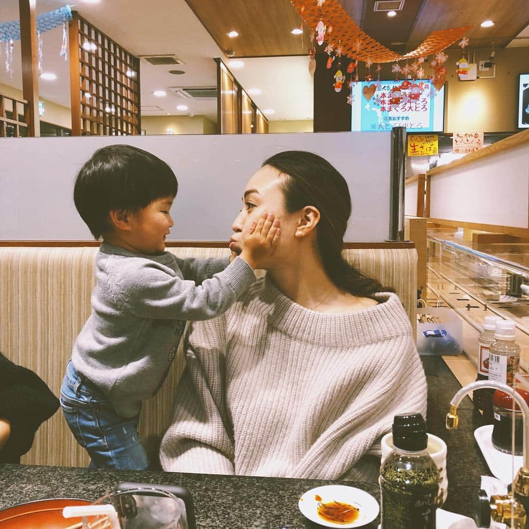 里見茜さんのインスタグラム写真 - (里見茜Instagram)「姪っ子の「キラキラみたい」の一言で♡旦那家族でイルミネーションを見に静岡へ☺️✨ 御殿場行って、時之栖行って子供達から笑顔をもらった幸せ過ぎた日。 ベビが大きくなった時のことを考えると楽しみでしょうがないね☺︎ 沢山遊んでくれてありがとうね✨ #イルミネーション#無邪気な子供たち #可愛いがすぎる #そっくりな3人#姪っ子#甥っ子#全力ではしゃぐ #おばさん#おじさん #満たされた休日 ♡」12月9日 16時46分 - satomiakane