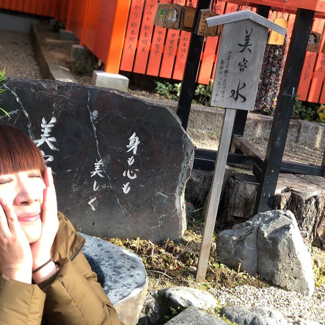 小泉エリさんのインスタグラム写真 - (小泉エリInstagram)「祇園花月の出番の合間にダンサーのしーちゃんとひろと八坂神社に行ってきました😆 食べ歩きメインでしたが、美容水が湧き出ていたのでしっかりと潤してきました😋 京都の街はレンタル着物のお店がかなり増えていました😉 着物割引もあるから着物ボーイズ＆ガールズ達も多かったですよ👘 #祇園花月 #八坂神社 #紅葉 #美容水」12月9日 17時24分 - eri_koizumi_0328