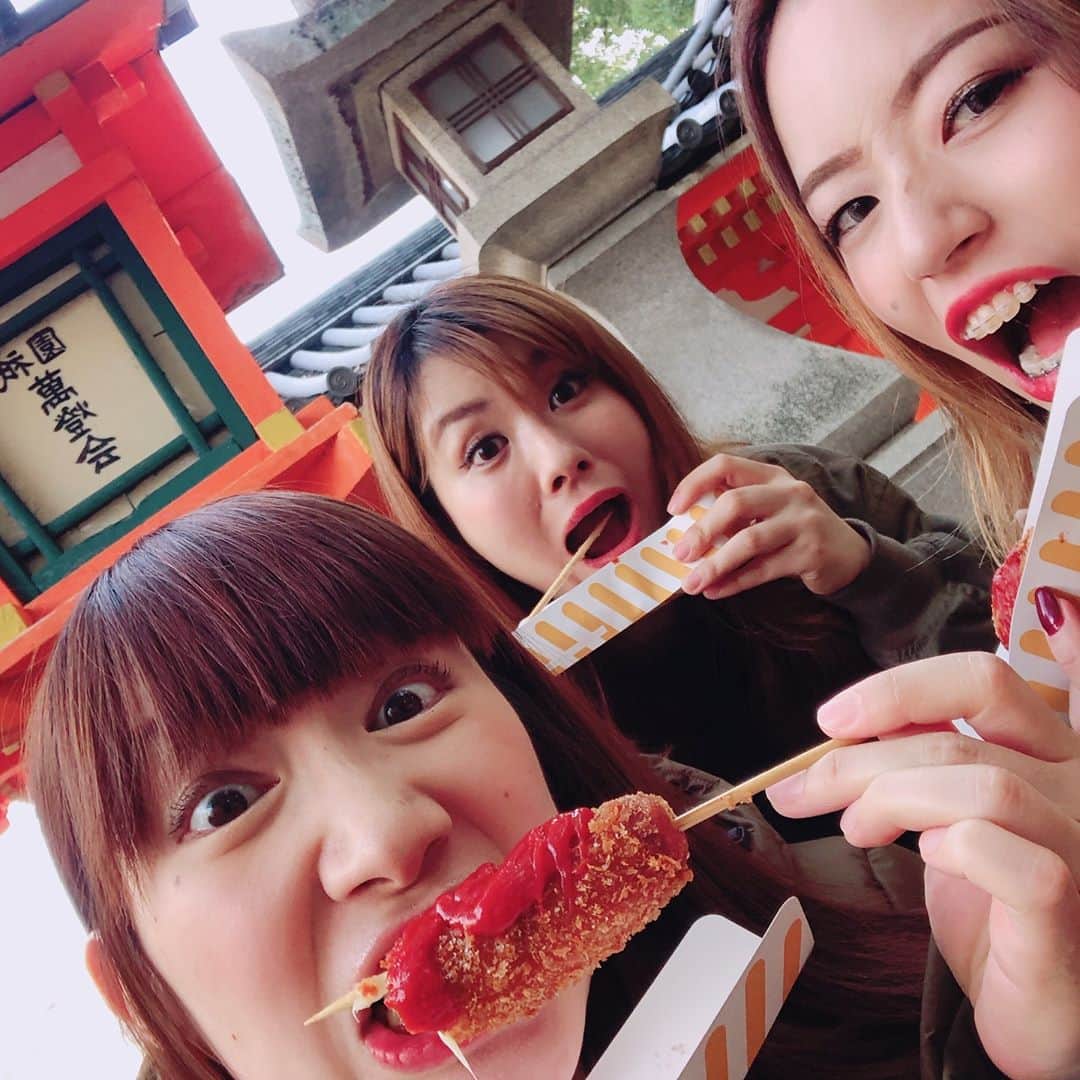 小泉エリのインスタグラム：「祇園花月の出番の合間にダンサーのしーちゃんとひろと八坂神社に行ってきました😆 食べ歩きメインでしたが、美容水が湧き出ていたのでしっかりと潤してきました😋 京都の街はレンタル着物のお店がかなり増えていました😉 着物割引もあるから着物ボーイズ＆ガールズ達も多かったですよ👘 #祇園花月 #八坂神社 #紅葉 #美容水」