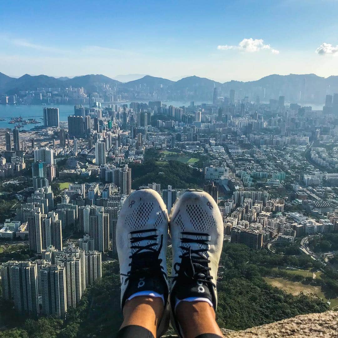 栗田あづみのインスタグラム：「たまには香港からもレポート。 . 実は知る人ぞ知る 香港はハイキングパラダイス。 . 山に囲まれた地形からトレイルがいっぱい。 . 香港を360度一望できる山頂より。 . #luxurytravel #travel #luxuryhotel #hotel #vacation #luxurydestination #luxtination #architecture #adventure #activity #hiking #hongkong #newterritories  #旅 #ラグジュアリー #ホテル #高級ホテル #バケーション #個人旅行 #建築 #アドベンチャー #ハイキング #アクティビティ #香港 #新界」
