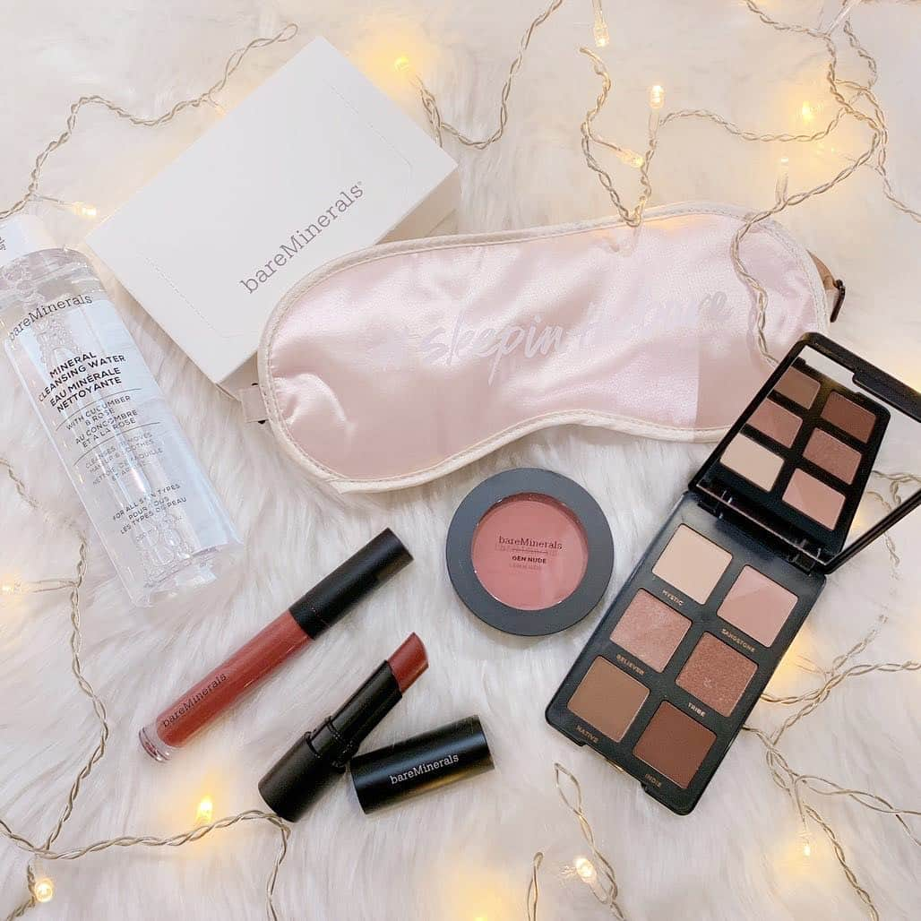 黒木なつみさんのインスタグラム写真 - (黒木なつみInstagram)「皆さま♡﻿ Vicenteから発売しているBaremineralsとのコラボクリスマスコフレはもうチェックしていただけましたか？♡﻿ ﻿ 今回は普段から私が愛用しているメイクグッズを特別にクリスマスコフレとして作っていただきました🎅♥️ ベアミネラルは肌に優しい天然成分が豊富で基礎化粧品含め私はほとんどBareminerals愛用者です✨色づきもとっても綺麗なのでぜひ皆さまにも体験してほしいな✨﻿ ﻿ ﻿ そんなspecialクリスマスコフレの予約が本日最終日です🎁クリスマスまでに可愛いラッピングされてお家に届きます♫ 自分へのご褒美に✨クリスマスプレゼントのおねだりに💕是非チェックしてみてください✨✨✨IGTVでコフレを使ったメイクのhow toもしています♫ . . #クリスマスプレゼント🎁 #christmasmake #bareminerals #Vicente#Christmas#gifts #special#makeup#lip#gloss #cheek#eyeshadow#happy」12月9日 17時58分 - natsumi0086