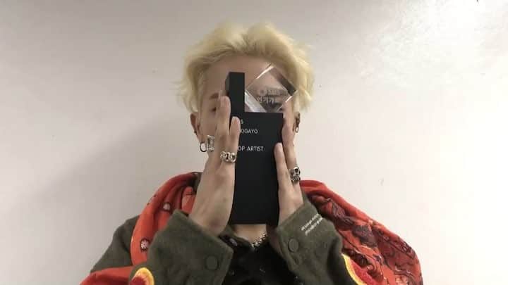 ヤン・ヒョンソクのインスタグラム：「1위에 기분좋은 송민호 !! 양아버지 ? 그냥 양형 으로  Happy MINO after winning No1. Yang (adopted) Father ? Let’s just go with Yang (adopted) Brother  #MINO #미노 #송민호 #WINNER #위너  #XX_mino  #아낙네 #FIANCÉ  #NO1 #SBS_인기가요 #2018_12_09 #YG」