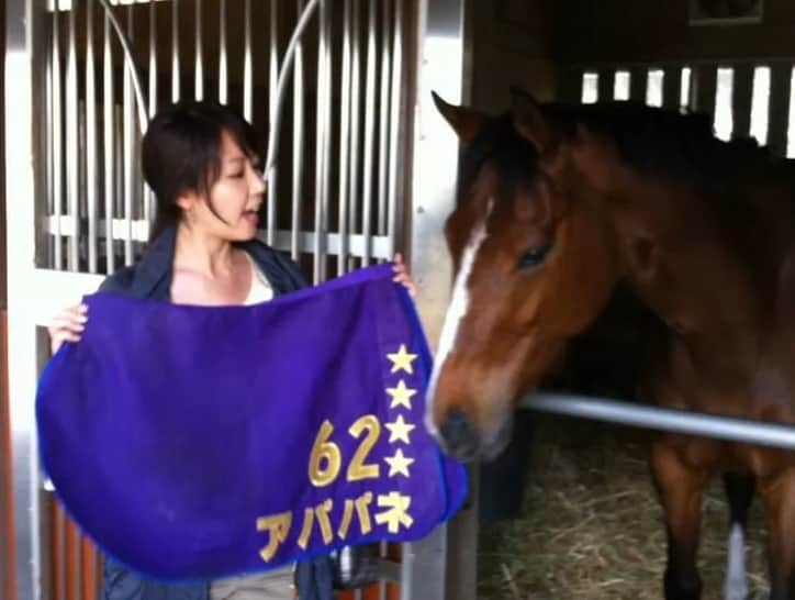 須黒清華さんのインスタグラム写真 - (須黒清華Instagram)「競馬番組を担当していた時、大好きなアパパネの蹄鉄を頂きました✨ 綺麗に飾っておきたくて、 @maryseki さんにデザインして頂きました‼︎ 大人っぽくてとっても素敵✨✨ . アパパネは強くたくましくてマイペースで、人が大好きでおちゃめ♡ みんなに愛される競走馬でした🐎 思い出と共に、いつまでも飾っておきます✨ #2枚目の写真 #5.6年前のものです #競馬番組 #アパパネ #蹄鉄」12月9日 18時05分 - sayaka_suguro