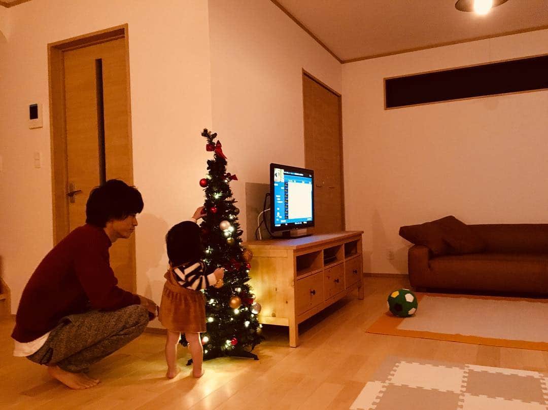宮坂桃子のインスタグラム：「クリスマスツリーの飾り付け🎄 昨日引っ越し作業してくれた家族のみんな本当にありがとうございました😊2階の棚の製作作業しにまた遊びに来てね😂🙏🏻」