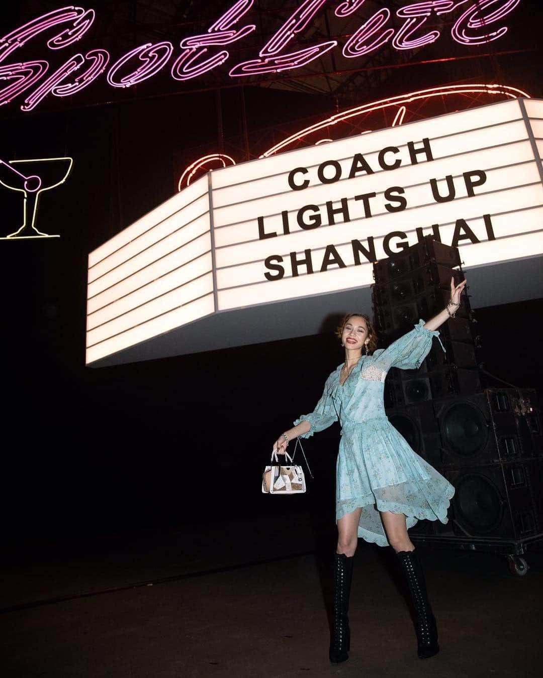 水原希子 さんのインスタグラム写真 - (水原希子 Instagram)「Coach Lights Up Shanghai Show was Spectacular!!😍💖💥 Thank you for inviting me and Congratulations @stuartvevers & @coach for the First ever show in China!❤️」12月9日 18時54分 - i_am_kiko