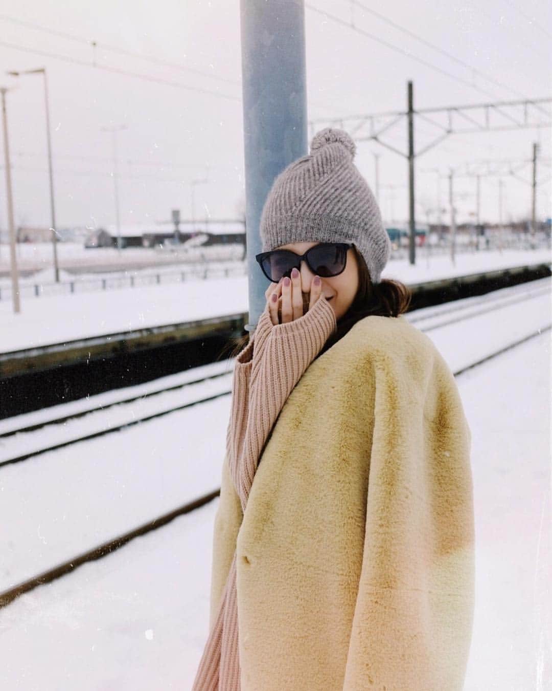 舞川あいくさんのインスタグラム写真 - (舞川あいくInstagram)「Back in Hokkaido -10℃❄️❄️❄️ 久しぶりのトマム~☃️ ひ、え、る💛 coat/ @fray_id  eyewear/ @dior  knithat/ @stellamccartney  #OOTD #hokkaido #fashion」12月9日 19時21分 - aiku_0817__