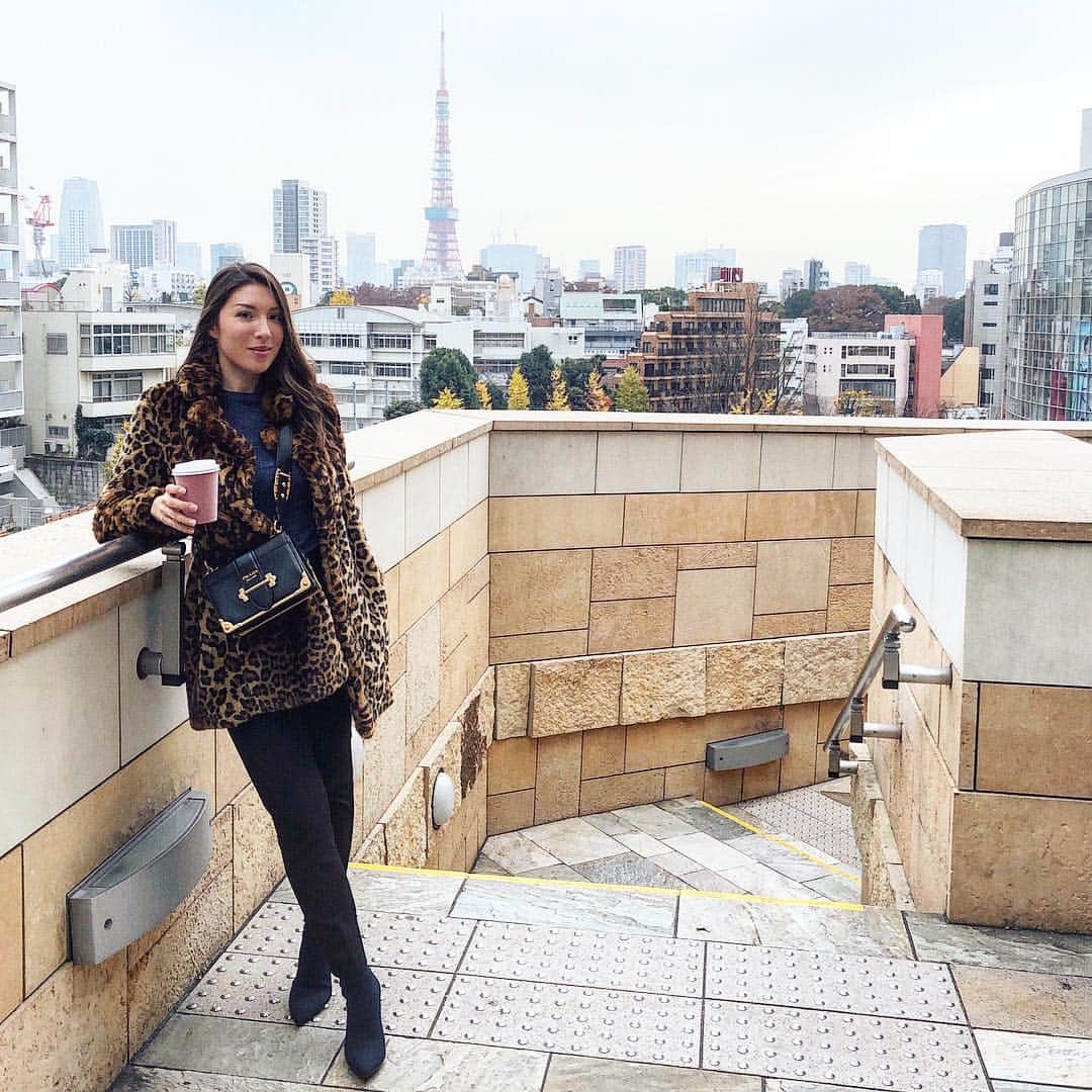 My chan || 舞ちゃんのインスタグラム：「There may or may not be glühwein in my cup🍷😆 カップの中はコーヒー？ホットワイン。。どっち🍷😆？」