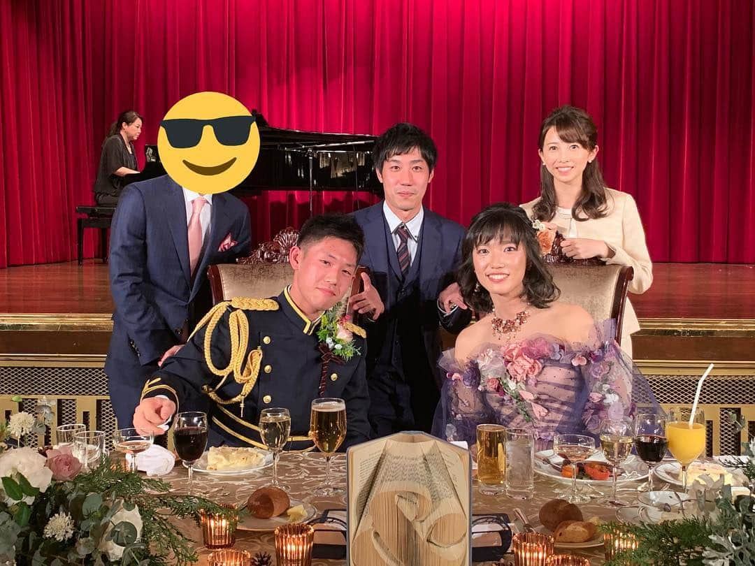 川口満里奈さんのインスタグラム写真 - (川口満里奈Instagram)「. . アナウンススクールの友人の 結婚披露宴で司会を務めました🎤 式の入場からまず泣き、 誓いの言葉と💋でまた泣いて 披露宴中どうなることかと 我ながら心配でしたが、 泣くのは話すところ以外で 済んだのでよかったです😭. . 美人で努力家でたくましい友人👰と、 年下ながらとても頼もしい旦那さん🤵、 そしてアナスクのお友達と🤳 旦那さんの顔色からもわかるように とっても盛り上がりました🤣🍻 お２人の仕事柄 身体がたくましい方々💪が多くて、 上半身の筋肉フェチの私は ありがたかったです☺️🙏✨笑. . . . #ニューグランドホテル #レインボールーム #横浜 #結婚式 #司会 #MC」12月9日 19時35分 - mqrinqkqwqguchi