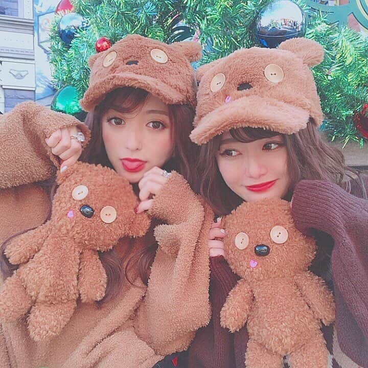 ひなたろす（佐原ひなた）さんのインスタグラム写真 - (ひなたろす（佐原ひなた）Instagram)「﻿ クリスマスユニバ💚❤️﻿﻿ ティムおそろい🐻ʕ•ᴥ•ʔクマ。﻿﻿ いたるところにツリーあった🌲🎄﻿ ﻿2人旅、❤︎﻿ ﻿ ﻿ 髪色にてた。。笑﻿ ﻿ ﻿ ﻿  #follwme #fashion #followhim #follow4follow #instaday #instalike #instadaily #통해요#f4f #l4l #instagood #followme #ootd ﻿﻿﻿﻿﻿﻿﻿﻿﻿﻿ #followforfollowback#follow4followback #usj #ユニバ #ティムコーデ #ティム #ミニオン #followforfollowback #followｍe #follow4followback #love #bestfriend #friends ﻿」12月9日 19時49分 - saharahinata