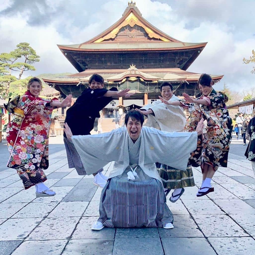 松山航大さんのインスタグラム写真 - (松山航大Instagram)「★ 善光寺で年始放送のCM撮影してきました！ . #長野放送 #土曜はこれダネッ！ #新年の抱負 #5パターン #晴れ着 #末吉くん #アナウンサー #小川功二 #小宮山瑞季 #汾陽美樹 #松山航大 #2枚目 #小川さんの #必殺技 #残り半月 #頑張ろう #えいえい #えい #おー言わへんのかい」12月9日 20時48分 - kodai_matsuyama