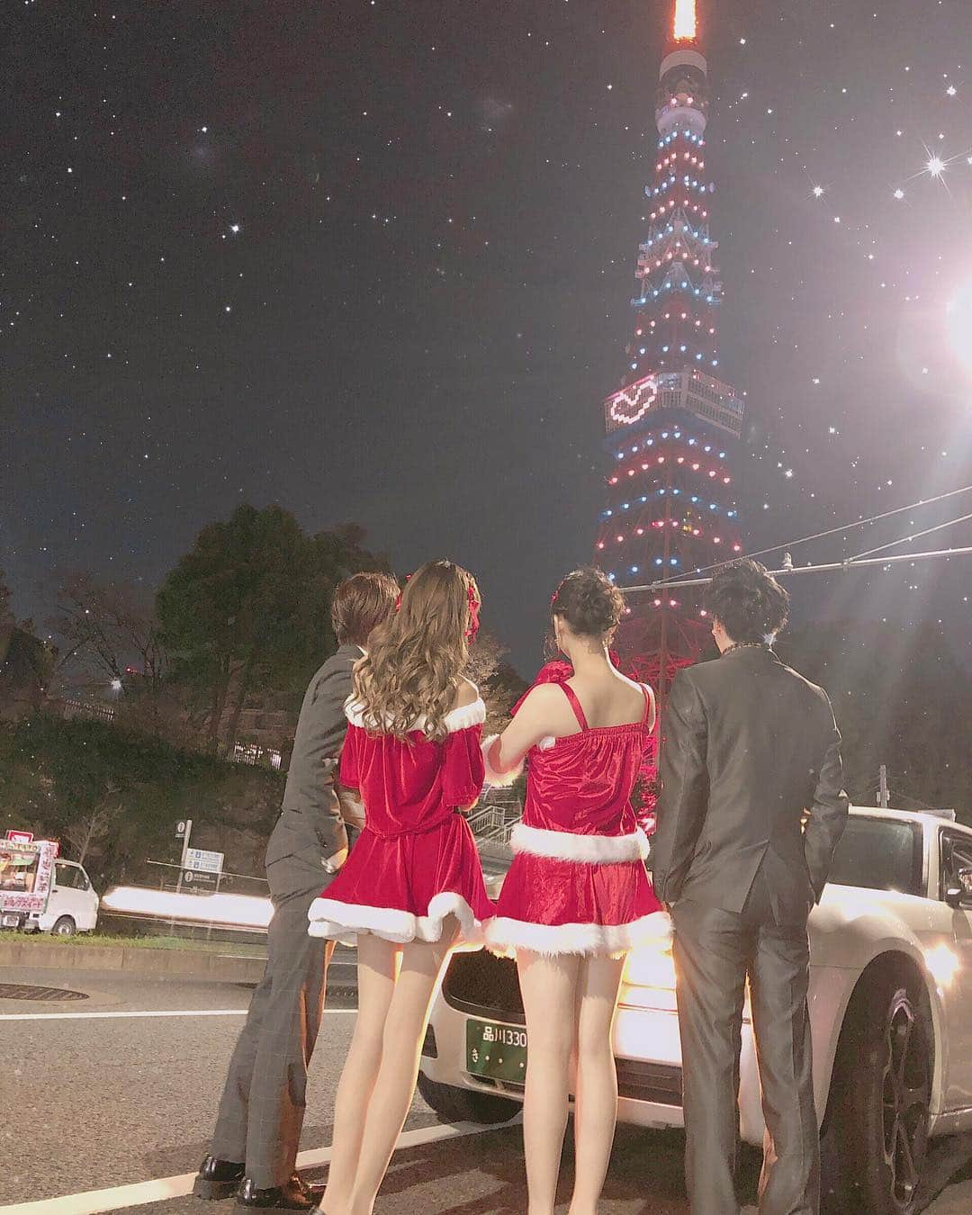 さきぼんさんのインスタグラム写真 - (さきぼんInstagram)「東京タワーがクリスマスでハートだったのかわいすぎた(´•̥ ̯ •̥`)💓💓 1箇所からしか見れないらしいしラッキーなの珍しいなっ . . #リムジン #リムパ #リムジンパーティー #クリスマスリムジン #クリスマス #クリスマスパーティー #クリパ #サンタコス #bodyline #姫会 #フルーツブーケ#プレジール#plaisir #fruitbouquet #balloon #一生パリピ #アルマンド #アルマンドロゼ #インスタ映え #ヘアセット #パーティヘア #ヘアアレンジ #さきぼんリムジン #東京タワー #さきぼんクリスマス🎄」12月9日 20時48分 - sakibon69