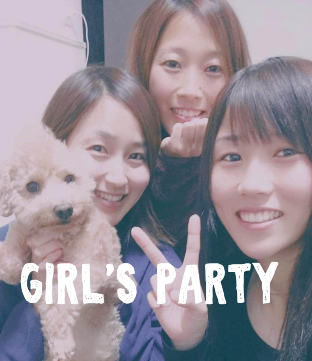 八坂芽依のインスタグラム：「. #ガールズ会 しんさんいないけど、しんさん家で ご飯会笑笑 ももさんのご飯美味しい🥘🍛🥗 今週もお疲れ様でした！！」