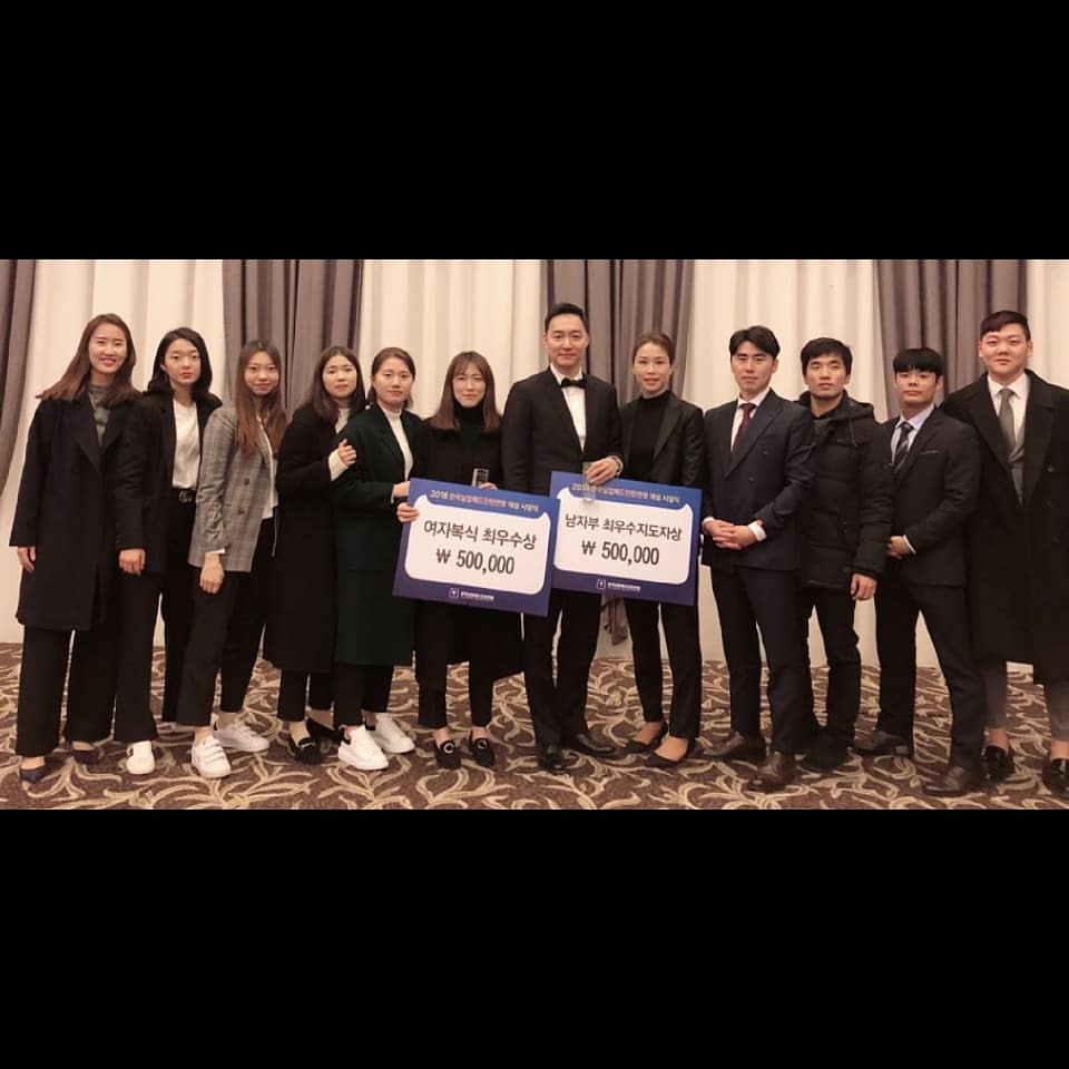 張藝娜のインスタグラム：「#배드민턴#시상식#결혼식#김천시청  눈 깜짝할 새 지나간 12월 첫째주말... 🙂」