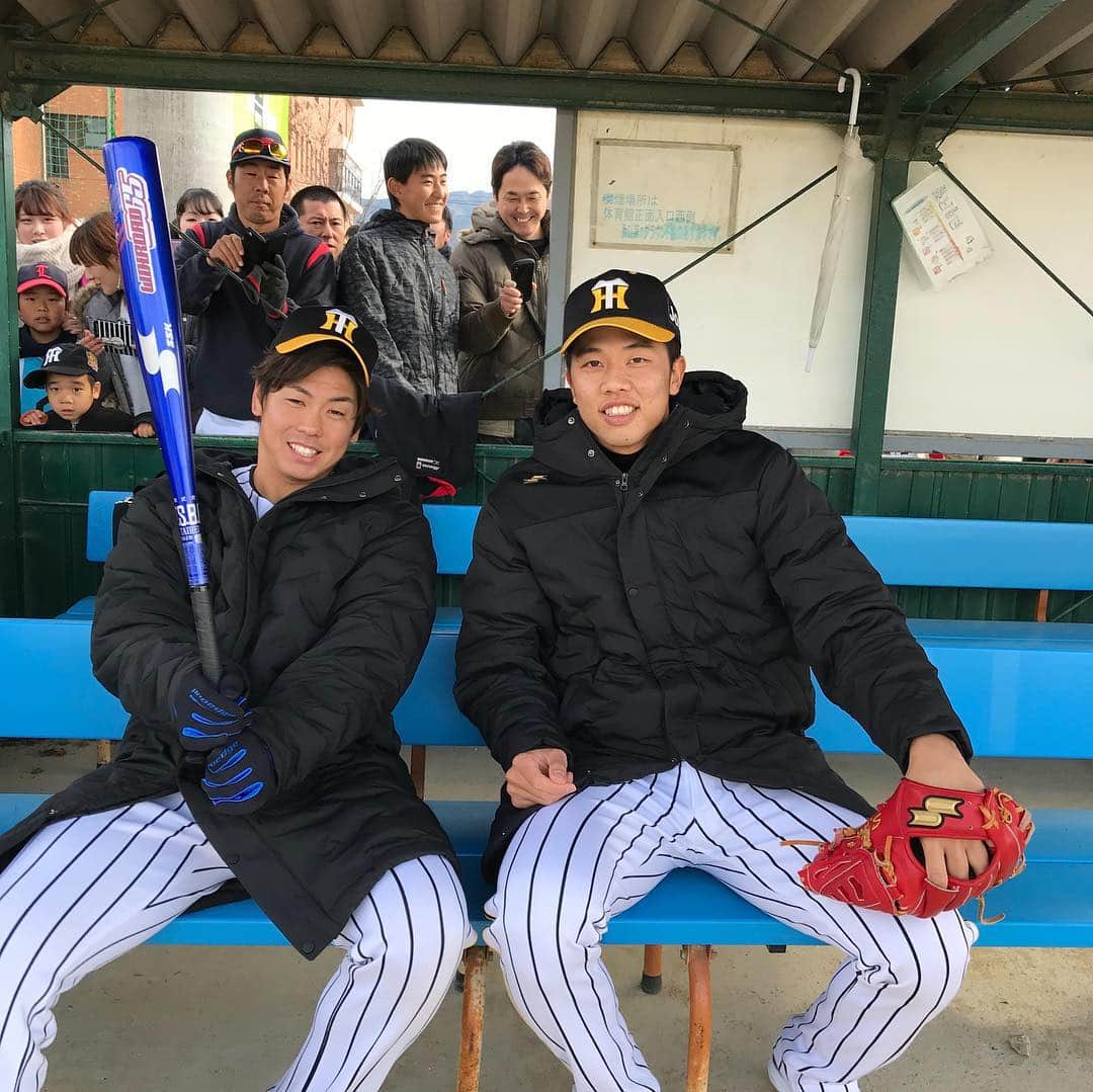 才木浩人さんのインスタグラム写真 - (才木浩人Instagram)「SSKさん主催の野球教室行ってきました #with梅野さん #子供達 #可愛い #タワーサイン」12月9日 21時28分 - hiroto_saiki