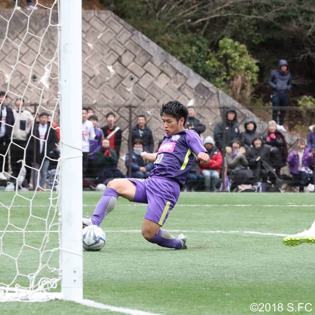 サンフレッチェ広島さんのインスタグラム写真 - (サンフレッチェ広島Instagram)「高円宮杯Ｕ-18プレミアリーグWEST最終節で、サンフレッチェ広島ユースが京都サンガF.C.U-18に6-1で勝利しました🙌  WEST1位🆚2位の直接対決で、大堀亮之介選手のハットトリックを含む、今季最多の6得点を挙げて快勝✨ 2年ぶり4度目のプレミアリーグWEST優勝を飾りました🏆  この勝利で、12月15日（土）に埼玉で行われるファイナルへの出場権を獲得‼️ 鹿島アントラーズユースと対戦します🔥  日本一を目指して、全力を尽くして戦いますので、熱いご声援をよろしくお願いいたします😄  #sanfrecce #youth #premier18」12月9日 21時51分 - sanfrecce.official