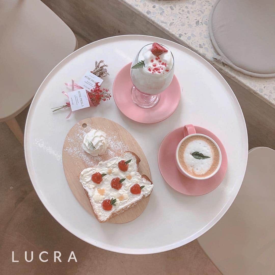 LUCRA（ルクラ）さんのインスタグラム写真 - (LUCRA（ルクラ）Instagram)「今回のテーマは【 #韓国カフェ 】 最新トレンドが詰まった韓国には見た目も雰囲気もかわいいカフェがたくさん🇰🇷 ㅤㅤㅤ  ㅤㅤㅤ ○ The PIOLA 小さな花束がもらえるサービスが人気のフラワーカフェ💐 ストロベリーラテとクリームチーズトーストが人気商品✨ かわいいスイーツとピンクの小物やお花に囲まれた空間に包まれてみては？ ㅤㅤㅤ ㅤㅤㅤ  ㅤㅤㅤ ㅤㅤㅤ  Photo by  @mona_527 ㅤㅤㅤㅤㅤㅤㅤㅤㅤㅤㅤㅤㅤ ㅤㅤㅤㅤ  ㅤㅤㅤㅤ ㅤㅤ  #ThePIOLA#韓国 ㅤㅤㅤㅤ ㅤㅤ  LUCRA公式Instagram上で紹介させて頂くお写真を募集中！写真に#lucrajp をつけるかタグ付けして投稿してくださいね♡ ㅤㅤㅤㅤㅤㅤ  #カフェ #カフェ巡り #渋谷カフェ#代官山カフェ#表参道カフェ #中目黒カフェ #大阪カフェ#名古屋カフェ#カフェ巡り好きな人と繋がりたい#カフェ好きな人と繋がりたい#インスタ映え#カフェ好き #いちご#プリン#コーヒー#ケーキ#ランチ#西荻窪カフェ#instagood#instalike#like4like#followme #food」12月9日 22時02分 - lucra_app