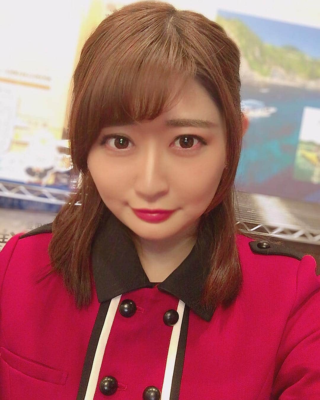 坂口莉果子のインスタグラム：「久々の制服☀️ 昨日は伊豆半島アンテナショップにて熱海と伊豆スイーツのPRをさせていただきました🍫  寒い中遠くから足を運んでくださった方もいて嬉しかったですありがとうございました☺️ １月には熱海で梅まつり、糸川桜祭りが開催されます🌸 お祭り期間中の土日になると梅園で甘酒のサービスをさせていただきます🍶 そちらも是非チェックしてみてください😊 ・ ・ ・ ・ ・ ・ ・ ・ #ミス熱海 #熱海 #japan #静岡 #梅まつり#桜まつり #桜 #熱海梅園 #大学生  #palm #instagood #atami」