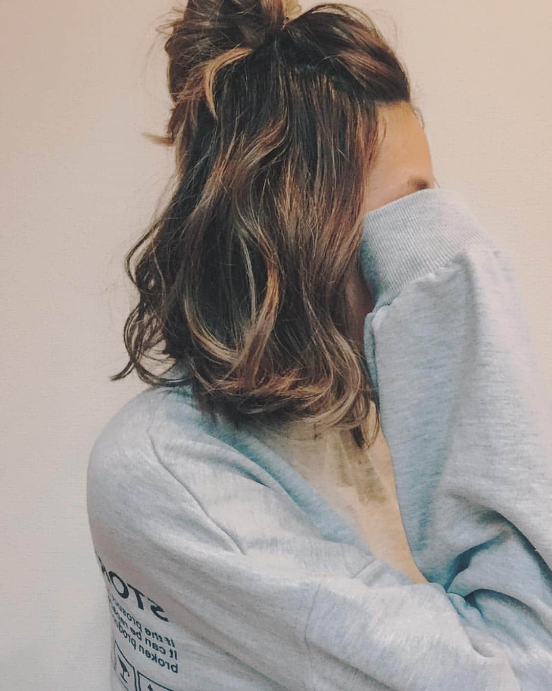 のインスタグラム：「ボブヘアアレンジ ★ ハーフアップも上だけ、ちょこんだんご 🐒 * *  巻いてから アップするほうが、結んだとこの お団子の毛先がルーズになりやすいんですが、 結んでから残りをコテで巻いた方が、 時短です笑⃝⸌◦̈⃝⸍ (これは巻いてから、アレンジしました꒡̈⃝) ...................................................... ...................................................... #ボブアレンジ#時短ヘアアレンジ #セルフヘアアレンジ」