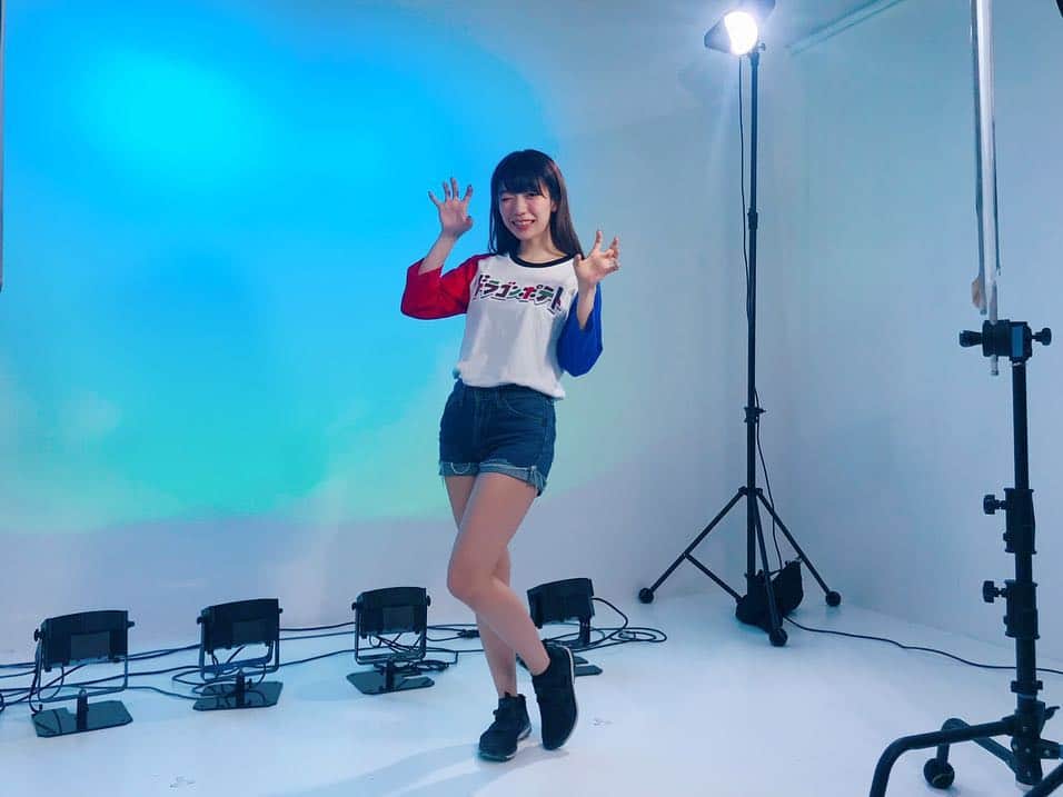 ぱいぱいでか美のインスタグラム：「先月から公開になってますが ドラゴンポテトのWebCMに出演してます！ ꙳ #ドラゴンポテト #WebCM #なんだこれ超うまい #超うまいダンス #やるっきゃガールズ #達磨ゆき #清野宮あんな ꙳ ツイッターでは既に告知してるし ご存知の方もいらっしゃるだろうけど 今年の載せそびれ写真今年のうちにってことで、、！ 各所で勝手に激推ししていたお菓子・ドラゴンポテトの初WebCMに起用して頂きました！ CMソングの歌唱作詞作曲も担当しました♡ 頭から離れないでしょ！ いやしかし嬉し〜〜〜〜！ ほんとドラゴンポテト美味しいんで絶対食べてくれよな。 新登場の明太マヨも最高においしいです！ これからの季節、お家でクリスマスパーティーや忘年宅飲みするときなんかにオススメです◎ WebCMはYouTubeでも観れるから「ドラゴンポテト」で検索してね☻ 撮影後にフリトレーさんのお菓子大量に頂いてホクホクでした！ そのまま友達の家行ってみんなで食べたよ！ どのジャンルでも推しの布教活動をしたい根っからのヲタク。。 . 事務所の後輩、やるっきゃガールズのゆきちゅうと清ちゃんもバックダンサーしてます！ そして子供たち〜！まじ可愛かった！ 撮影中に結構仲良くしてくれて、 場ミリ取られて「お姉さんの場ミリ返してよ〜泣」という珍事もありました。笑 みんなめっちゃ元気で、でもカメラ回るとばっちり可愛く踊ってくれて癒されました！」