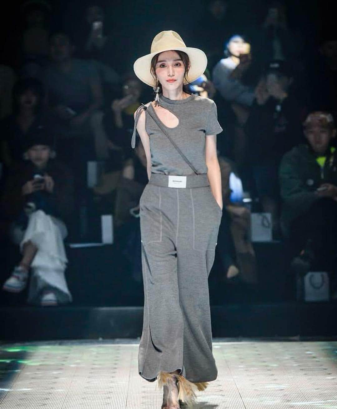 チャン・チュンニンのインスタグラム：「Seivson 2019S/S  Taipei Fashion Week Who Is Fairest Of Them All  誰是世界上最美麗的女人？🍎👸 - 是這次品牌秀的概念 以白雪公主童話故事為主 很精彩很特別的一場秀  在後台準備上場前都還 一直盯著現場轉播看😂 - 每一套服裝 簡單中又充滿 小巧思、設計感的獨特剪裁 顛覆以往對女裝的印象 能讓 各種身型的女人 都駕馭得了  @seivson.official  真的很厲害👍 - 最後 非常感謝 Seivson 讓我這小個子 有機會走上 第一屆台北時裝週 的伸展台  真的是非常、非常、非常～寶貴的經驗🥺 - - -  開心🥳  #台北時裝週  #tapeifashionweek #seivson」
