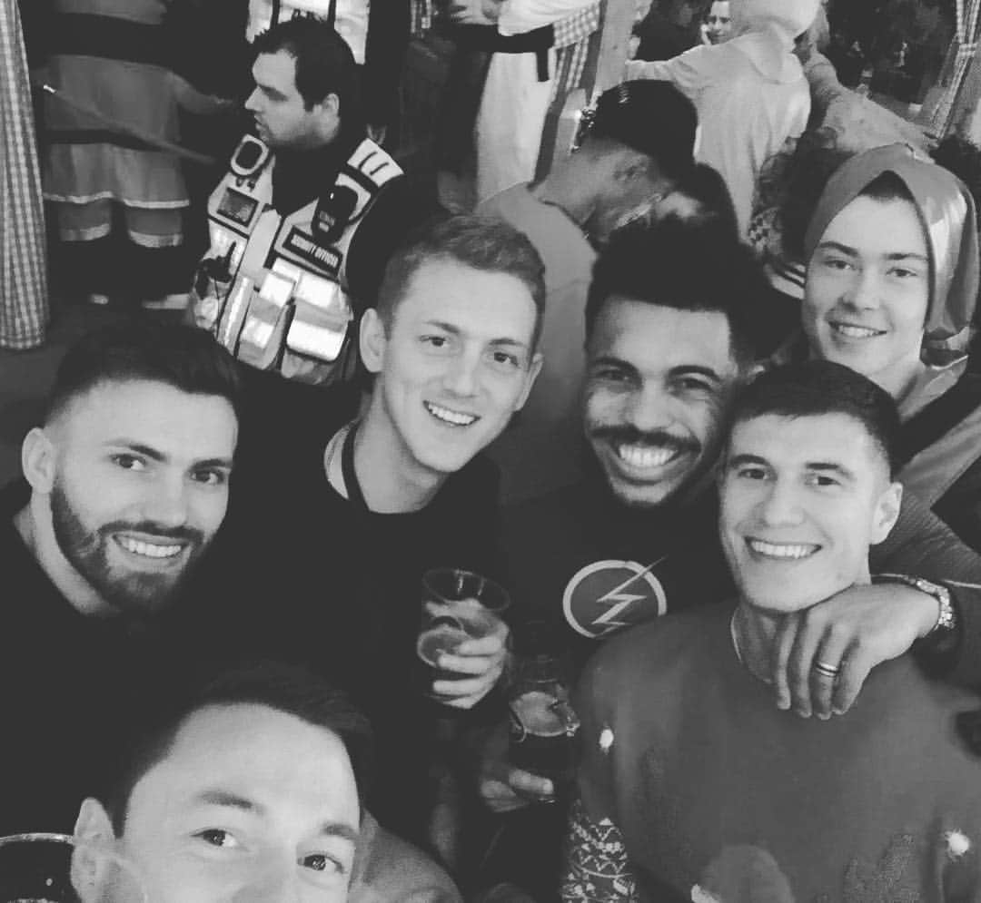パディ・マクネアのインスタグラム：「The NI bais In London🎅🏻🎄#winterwonderland」
