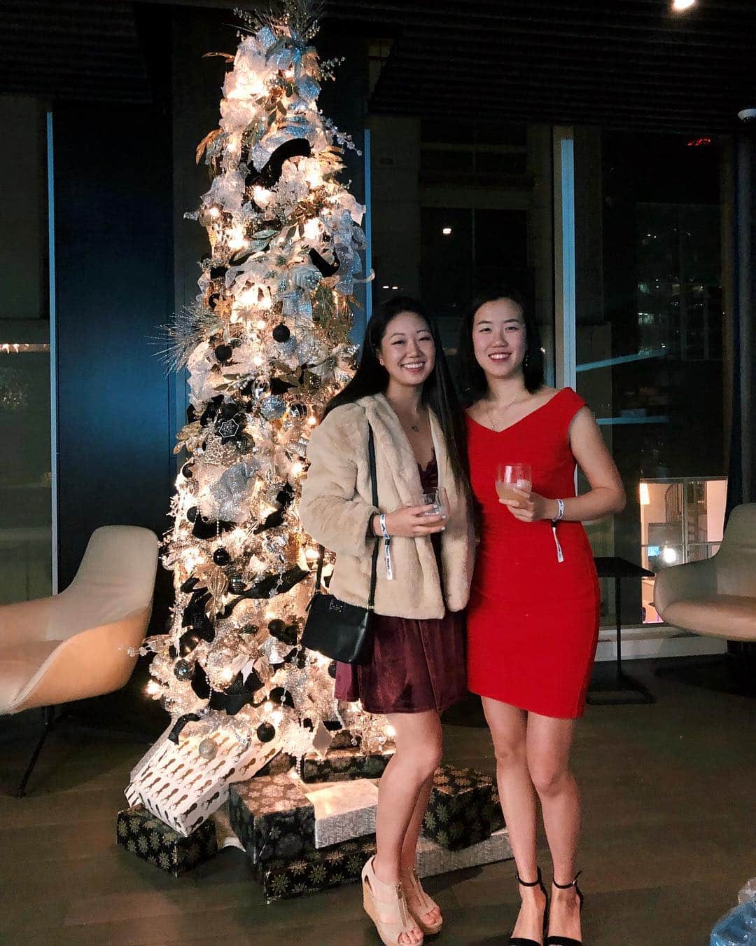 のインスタグラム：「Thanks @ericawu15 for taking me to the Facebook holiday party - even though I may have forced my way in by reserving the spot 13 months in advance 😉🎄💃🏻🥂✨」