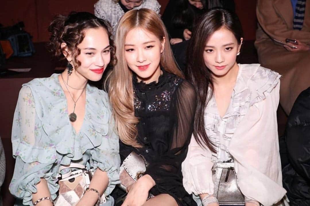 ロゼさんのインスタグラム写真 - (ロゼInstagram)「Good people, amazing show 📸🖤 #coachlightsupshanghai」12月10日 4時18分 - roses_are_rosie