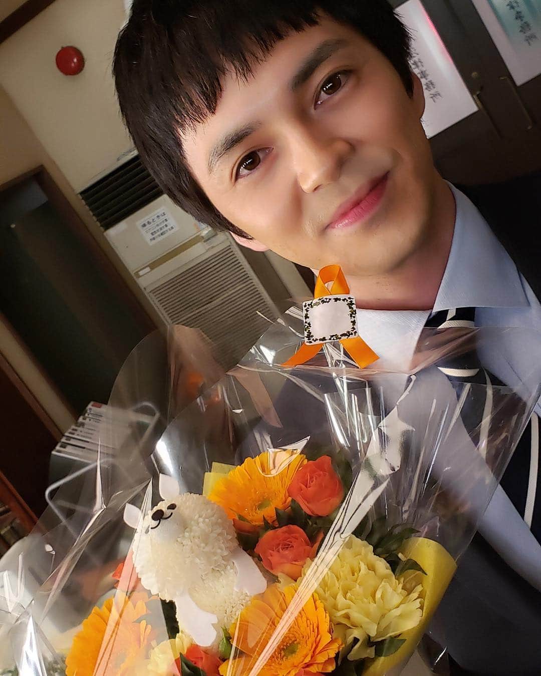 テレビ朝日「リーガルＶ〜元弁護士・小鳥遊翔子〜」のインスタグラム：「先日のバースデーのお祝いにて。実はお花もポチだったのでした。  #リーガルv #林遣都」