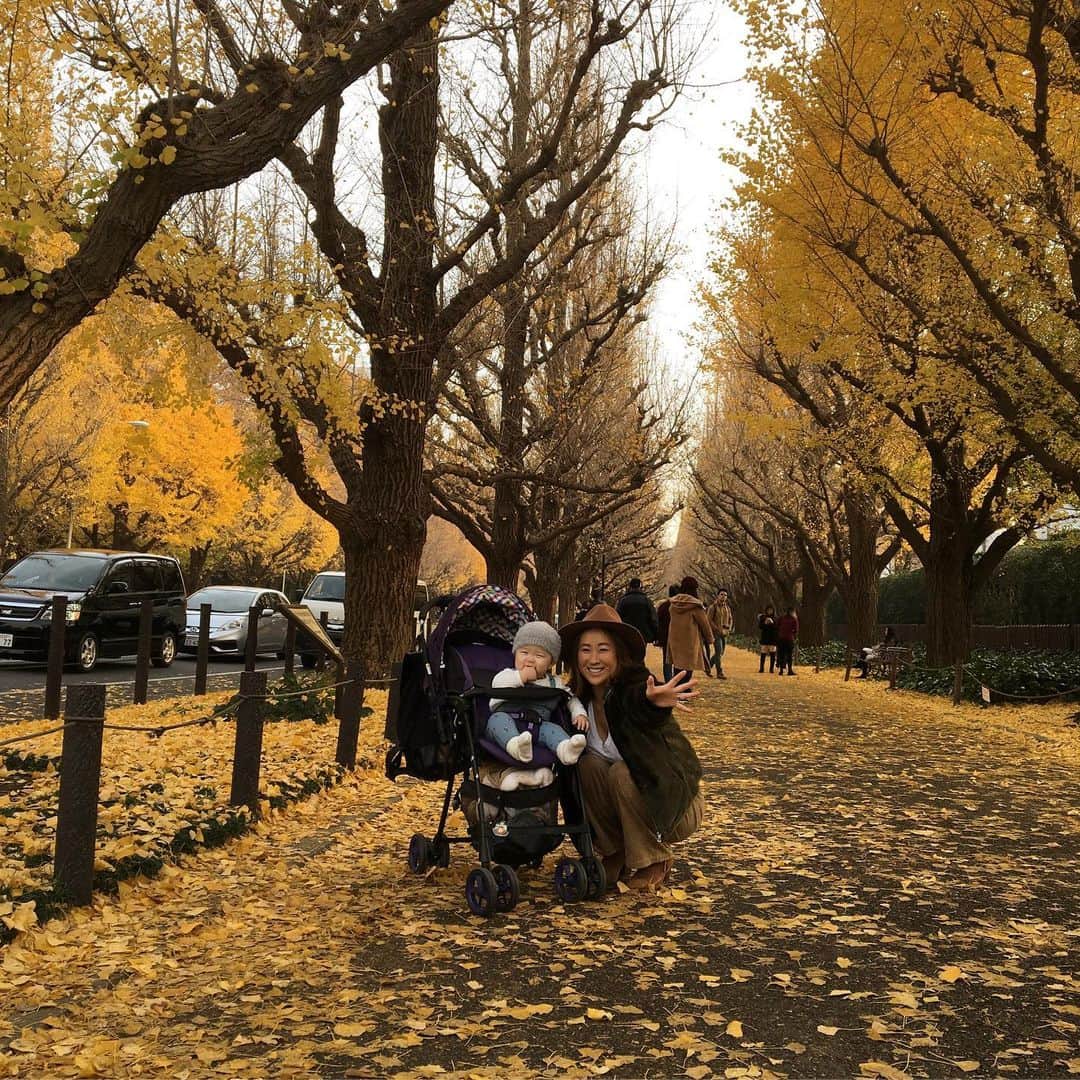 福島寿実子のインスタグラム：「イチョウ並木の落ち葉に夢中🍂 日本の冬を沢山感じてアンは刺激的な毎日を送っています🤣💗 #生後10ヶ月 #ベビーガール #女の子ママ #一時帰国 #日本満喫 #いちょう並木」