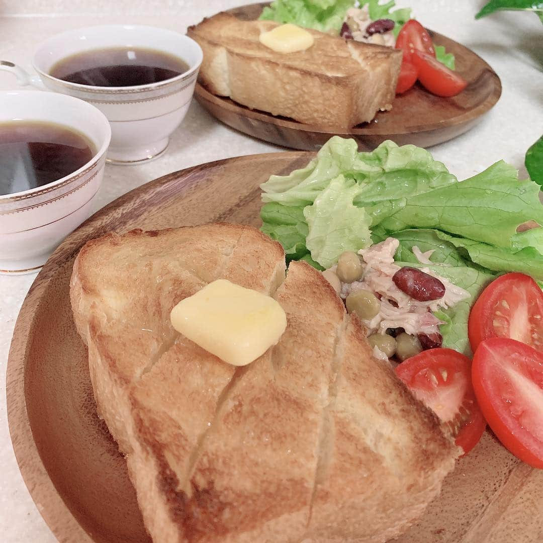 水谷雅子さんのインスタグラム写真 - (水谷雅子Instagram)「#おはようごさいます#モーニング#朝食 #breakfast #トースト#trainbleu #トランブルーのパン #高山の美味しいパン#サラダ #ホットコーヒー#珈琲 おはようごさいます！ 昨日頂いたパン🍞 朝食べるの楽しみで目覚めましたよ〜🍞💖 焼いてカリッともっちりで美味しかったです😊👍💖 日中も冷え込みますので暖かくしてお出掛けしてくださいね！🧥❤️ 今日も頑張って行ってらっしゃい😃✋💖」12月10日 8時00分 - mizutanimasako