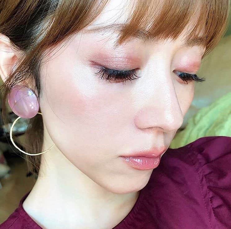 LDL Beautyさんのインスタグラム写真 - (LDL BeautyInstagram)「. This beauty is @z_ellie_o  Thank you so much 👄 . . M.A.Cのクリスマスコフレ プレゼントキャンペーン実施中♡ ①フォロー＆いいねキャンペーン ②リポストキャンペーン ーーーーーーーーーーーーーーーー #エクセル クランベリー🍓🍒🍷 . . 今日はトップスに合わせてバーガンディ♥️ エクセルのライナーで囲むと 一瞬で秋っぽくなるからオススメ💋 . . インサイドに引くラインは黒目外側くらいまでにして、締め色シャドウで三角形になるように垂れ目っぽくいれると目が小さく見えないけどしっかりモードな顔になれます👌✨ . . アイシャドウは @burberry  #バーバリー no.12 . . このパレットほんま上品♥️ 最近は上瞼はダブルラインにアイシャドウのせてぼかすだけ💕下向いても意外と全部塗ってるように見えるから変な感じにはならないよ〜🐥 . . 私みたいにあんまり二重幅広くない人はダブルラインを強調するとボワっと目が大きく見えるから何色でも良いのでやってみてください😚ベースにサンドベージュのアイシャドウとかのせてからやるのもいい◎ . . リップは #シャネル ココグロス 119♥️ これやっぱ可愛いなぁ…💋 . . 今日は目がショボショボなので(仕事でパソコン見すぎて) ツボ押ししよう😴 . . あっ、ストーリーのボツ写真めちゃくちゃブサイクやけど 妙に気に入っています👾 驚いた方はほんとにごめんなさい😂 . . ーーーーーーーーーーーーーーーー #メイク #コスメ #アイメイク #カラコン #自撮り #アラフォー #美容 #ツヤ #ボブ #motd #instabeauty #likeit #loveit❤️ #ig_japan #iphone7plus #撮影 #編集 #beautyplus」12月10日 17時39分 - ldl_beauty