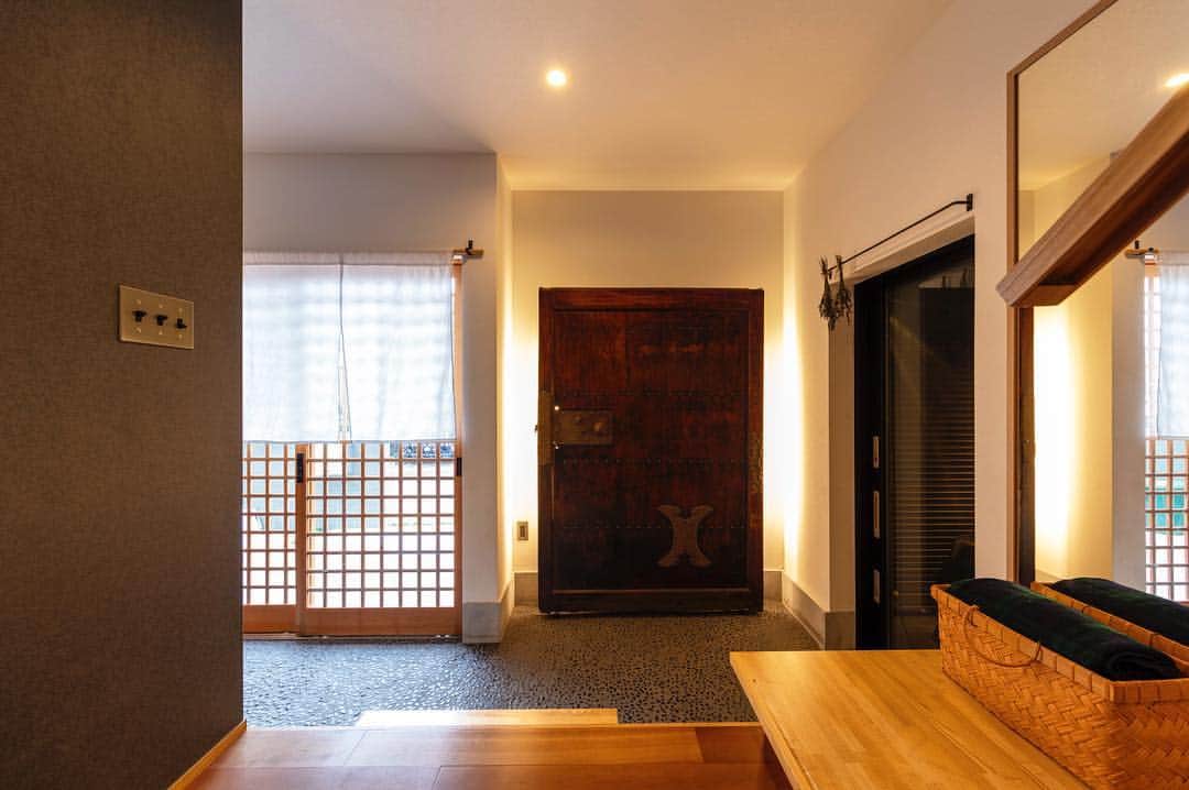 ザウス住宅プロデュースさんのインスタグラム写真 - (ザウス住宅プロデュースInstagram)「三鷹のガレージハウス・東京／玄関ホールです。 . 正面に写っているのは、奥様のご実家にあった「蔵」の門。裏から蛍光灯の温かい光を当ててライトアップしています。 . 右手にあるガラスの引き戸は、ガレージに繋がっています。 . . #zaus #ザウス #ガレージハウス #ガレージライフ #建築家とつくる家 #インテリア #ガレージ #和風住宅 #和モダン #玄関 #蔵 #garagehouse #garage #house #home #instahome #entrance #housedesign #homedesign #homedecor #interior #japanese」12月10日 17時42分 - zaus_producer