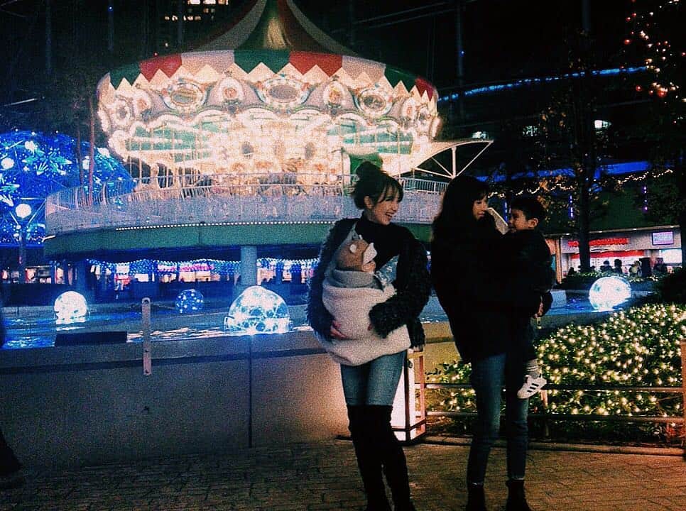 高橋茉莉のインスタグラム：「💛💜👩‍👩‍👧‍👦💙🧡 . . 久しぶりのラクーア🎡 寒かったけど楽しかった♡ 娘もキラキラのイルミネーションをジーっとみてました👶🏻 . もうすぐクリスマスかあ🎄 その次は年越ししてお正月。 1年あっという間だった😭 . .」
