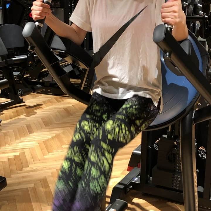 里美ゆりあのインスタグラム：「まったく痩せないけどトレーニング笑 #筋肉#training#一応続けてる#gym#personaltrainer#健康#冷え性改善#運動#コアガズム」