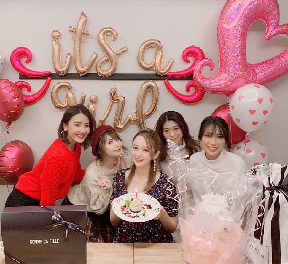吉田愛璃のインスタグラム：「. . 大切な @keiko.423 のBabyshower💝  私の数少ないかけがえのない友🤗 昔から量より質派な私だけど、この子達がいれば最高の人生💝 そんな友達に新たな命！嬉しくてたまりません！さぞかしお節介なおばさんになるであろう🤦‍♀️笑  女子会にまた1人加わるのが楽しみだ❤ . . #babyshower #babygirl #bestfriends」
