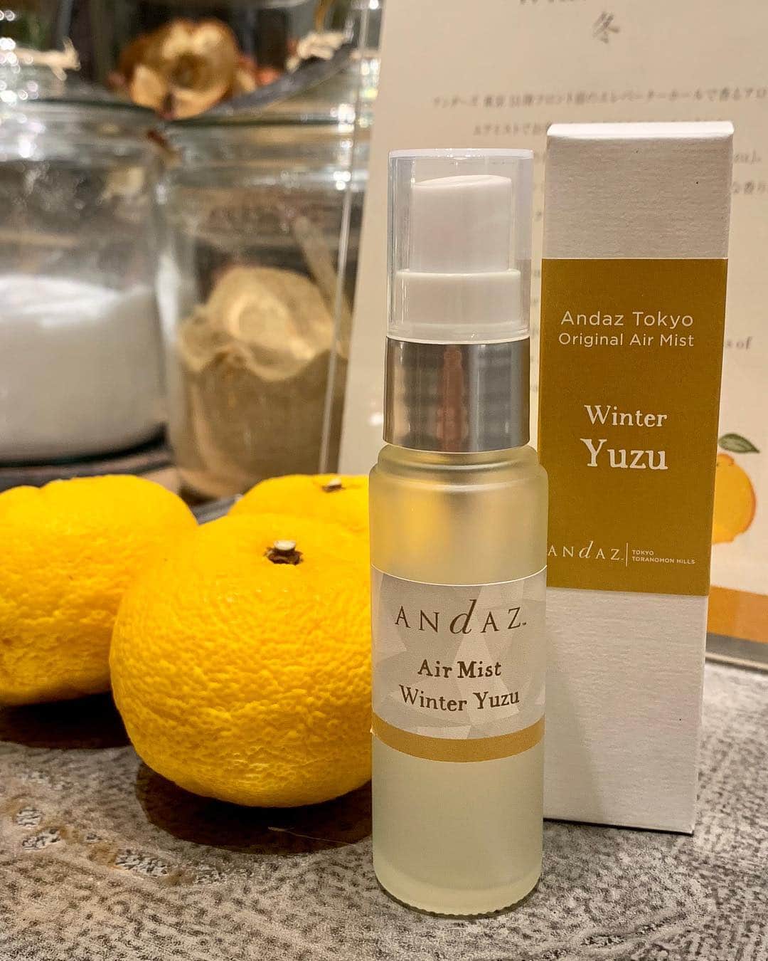 Andaz Tokyo アンダーズ 東京さんのインスタグラム写真 - (Andaz Tokyo アンダーズ 東京Instagram)「Yuzu 🍋, it’s how we know winter has arrived in Japan. Let our signature winter scent welcome you at the lobby elevator, AO Spa & Club and even in the guestroom baths 🛁. . アンダーズ 東京の冬の香り、柚子🍋アンダーズでは、柚子のエアミストや、ギモーヴなどご用意しています🙂 . 📸 Big thanks to @findingyoki . . . #yuzu #yuzufruit #winter #winterinjapan #fragrance #aospa #andaztokyo #andaz #toranomon #beautifulhotels #discoverjapan #femmetraveler #visitjapan #ゆず #アンダーズ東京 #アンダーズ #虎ノ門 #柚子 #香りのある暮らし #香り好きな人と繋がりたい」12月10日 18時19分 - andaztokyo