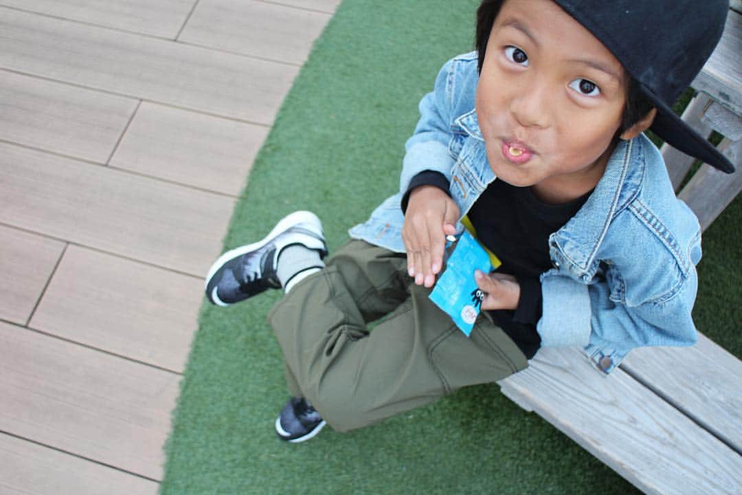 福長優のインスタグラム：「❤︎ どんどん足が大きくなっていく息子へ👣  子供が楽しみながらトレーニングできる次世代型スポーツシューズ💫 ・ アプリと連動していて 遊んだデータを見ることが出来るし、ゲームもあるから 運動しながら楽しめちゃうのっ！ ・ 息子は 《これを履くと足が速くなっちゃう〜 ママが携帯で操作してるんでしょ〜》って。笑 ・ それは違うけど、自分の靴とアプリが連動してる事にテンションあがってる♡（根っからのオタク） ・ スピード速くなりみたいだから 楽しくて運動出来そうだね！！ ・ ・ #unlimitiv  #アンリミディブ #bandai #バンダイ  #pr #男の子#小学1年生  #足が速い男子はモテる」