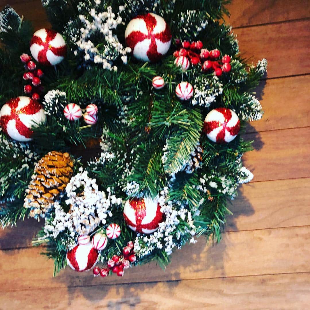小川淳子さんのインスタグラム写真 - (小川淳子Instagram)「自宅に🏡リースを飾ると🎄 幸せな気持ちに包まれます⛄️🤶 #christmas」12月10日 18時45分 - junkoogawa1225