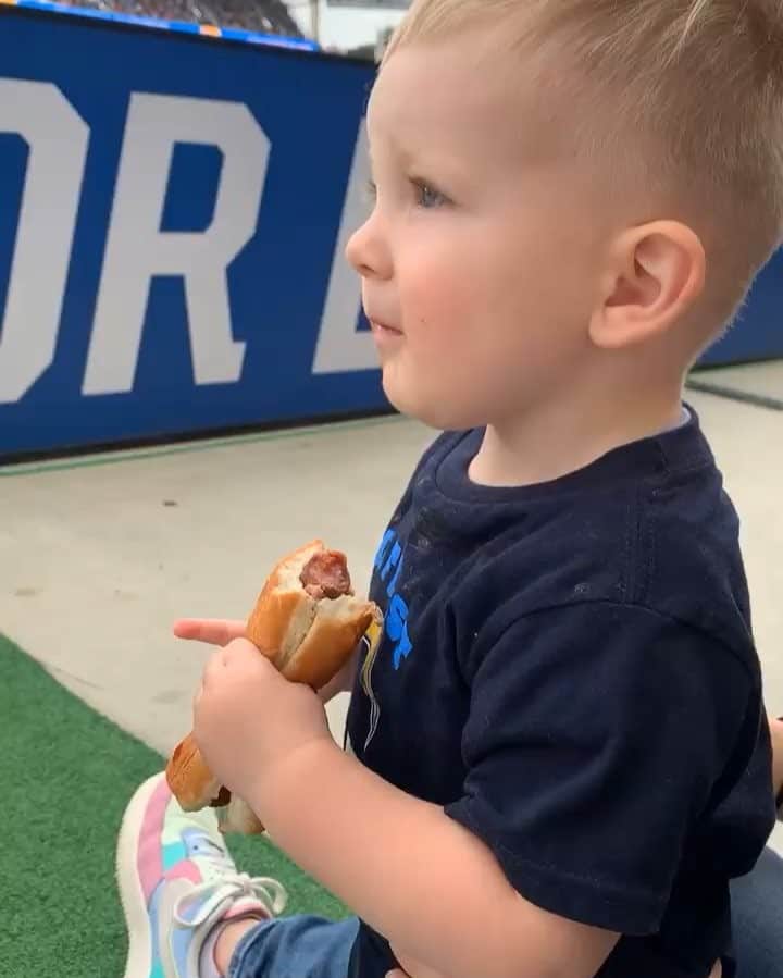 ステファニー・プラットのインスタグラム：「Who doesn’t dance when eating a hotdog?! 🌭🏈 the end of this video is everything!! why are you so cute @gunnerpratt ⁉️❤️」