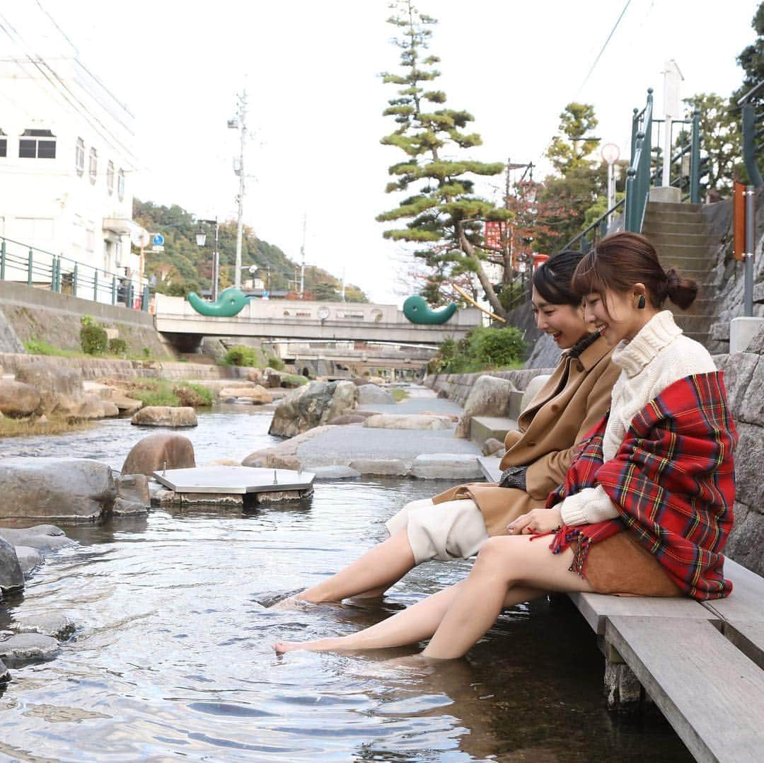 松江女子旅のインスタグラム：「＼冬は玉造温泉に泊まろう✨／ 島根県、鳥取県の皆様を対象に、先着５００組様限定🔑で４，０００円の冬季ご宿泊割引キャンペーンを実施します💛 ♨受付開始日♨ 平成３０年１２月１０日よりなくなり次第終了 ♨宿泊対象期間♨ 平成３１年１月７日～２月２８日（休前日を除く） ♨ご利用条件♨ ・１室２名様以上のご利用に限ります。 ・旅行会社、ネットエージェントからのお申し込みは対象外です。 ・割引券のご利用は申込者様に限ります。（割引券の流用はできません） ・お客様のご精算は、旅館（現地）でのお支払いに限ります。 【申込方法・ご利用方法】 ①お客様より当組合に、お電話又は当組合ホームページから割引券の申込みを行なってください。 （氏名、住所、電話番号をお伝え願います。電話でのお申込みは、平日９時から１７時、年末年始を除く） ②お申込み後、お客様に割引券を郵送いたします。 ③宿泊のご予約は、ご希望の旅館の公式ホームページ、又は旅館に直接お電話にてお申込みください。 ④お客様は、ご宿泊のチェックイン時に割引券を旅館に提出ください。 ⑤１組様につき４，０００円を割引いたします。 ≪お問い合わせ先≫ 玉造温泉旅館協同組合　島根県松江市玉湯町玉造３２－７ ＴＥＬ　０８５２－６２－０６３４　 ＨＰ　http://tamayado.com/contact  #冬のご褒美 #松江女子旅 #松江観光 #玉造温泉 #玉造 #温泉 #温泉旅行 #旅行 #女子旅 #卒業旅行 #美肌 #美肌県 #美肌の湯 #島根 #島根旅行 #山陰 #松江 #出雲路 #キャンペーン #旅行計画」