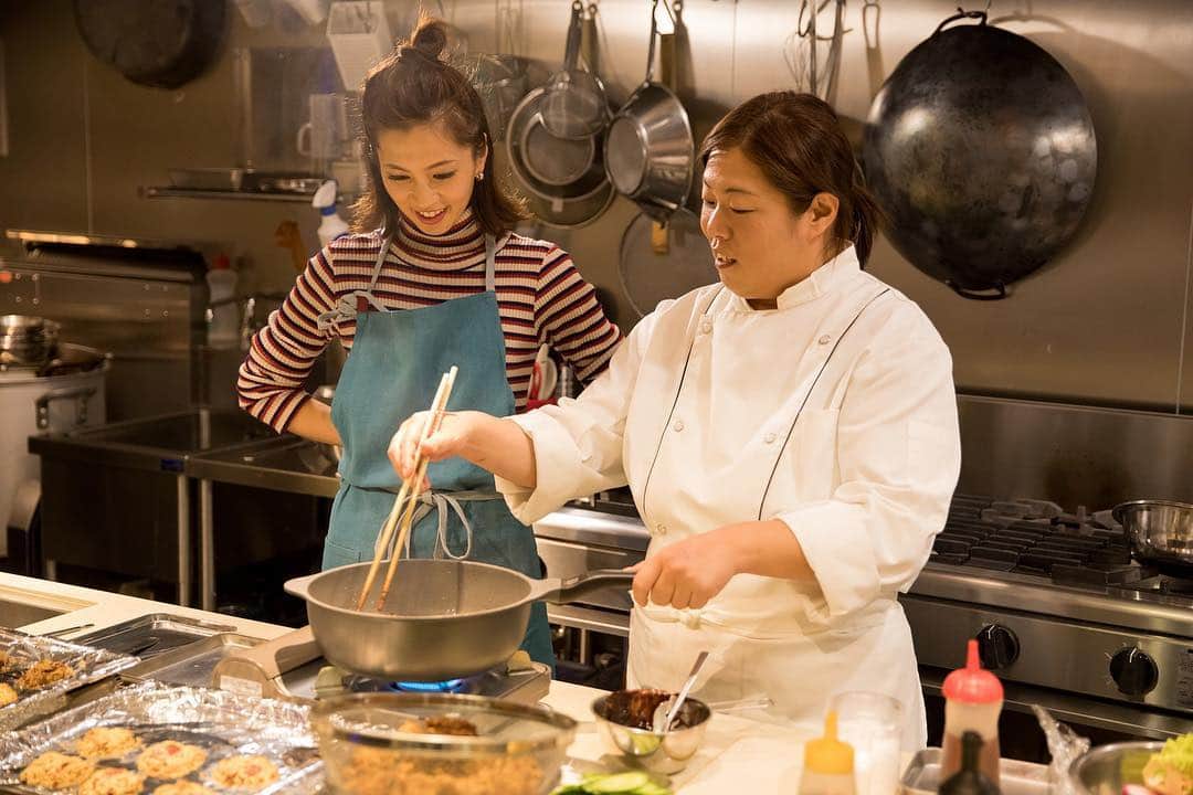 安田美沙子さんのインスタグラム写真 - (安田美沙子Instagram)「ChefooDo こどもの未来を考える食育プロジェクト、ついにサイト  https://chefoodo-woman.jp/  インスタアカウント @chefoodo_woman が出来ました☺️💕 中華の料理人、そしてママでもある五十嵐美幸さんと、お料理の連載を綴って行きます🎄  まずクリスマスメニュー✨ 私は、前から作っていたポテトダフィノア、オートミールクッキーを、子供でも食べやすいように、お味噌を使ったり、苺を使ったり、アレンジしてみました🍓  美幸さんのレシピも、唐揚げにコレを使うのか！！と、驚きの美味しさで、本当に勉強になりました☺️ おうちで出来る、北京ダック風のパーティメニューも必見です。  詳しいレシピは、インスタ、サイトにて近日公開予定です！  ぜひ、フォローよろしくお願いします❤️1月のメニュー考える毎日です🎶  #instagood #instafood #食育 #食育研究家 #ChefooDo  #みさこクッキング  #mama #misamama」12月10日 12時11分 - yasuda_misako
