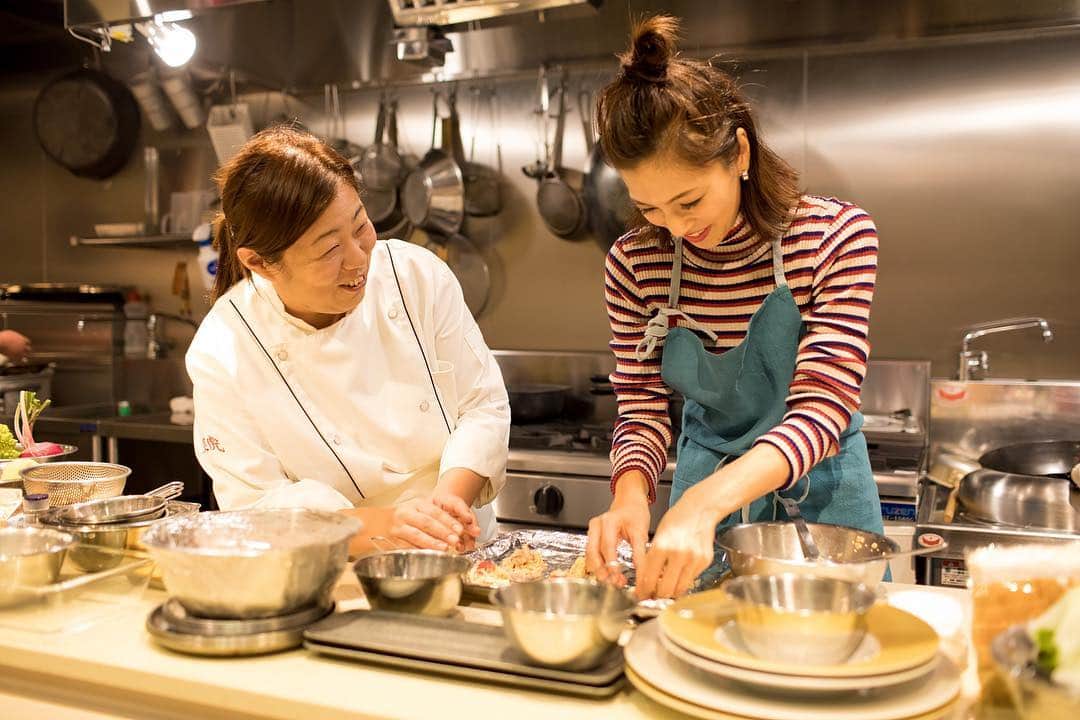 安田美沙子さんのインスタグラム写真 - (安田美沙子Instagram)「ChefooDo こどもの未来を考える食育プロジェクト、ついにサイト  https://chefoodo-woman.jp/  インスタアカウント @chefoodo_woman が出来ました☺️💕 中華の料理人、そしてママでもある五十嵐美幸さんと、お料理の連載を綴って行きます🎄  まずクリスマスメニュー✨ 私は、前から作っていたポテトダフィノア、オートミールクッキーを、子供でも食べやすいように、お味噌を使ったり、苺を使ったり、アレンジしてみました🍓  美幸さんのレシピも、唐揚げにコレを使うのか！！と、驚きの美味しさで、本当に勉強になりました☺️ おうちで出来る、北京ダック風のパーティメニューも必見です。  詳しいレシピは、インスタ、サイトにて近日公開予定です！  ぜひ、フォローよろしくお願いします❤️1月のメニュー考える毎日です🎶  #instagood #instafood #食育 #食育研究家 #ChefooDo  #みさこクッキング  #mama #misamama」12月10日 12時11分 - yasuda_misako